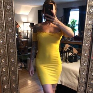 Yellow off the shoulder stretch mini dress, super comfy and cute! Size S 💛
